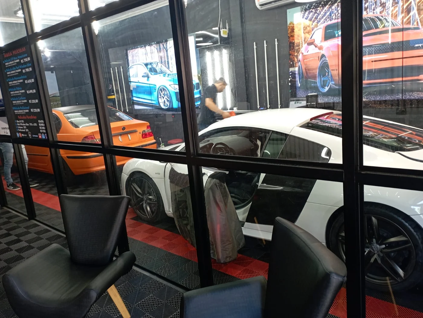 Vista do espaço de trabalho da Max 3, com carros e área de recepção separada por vidro