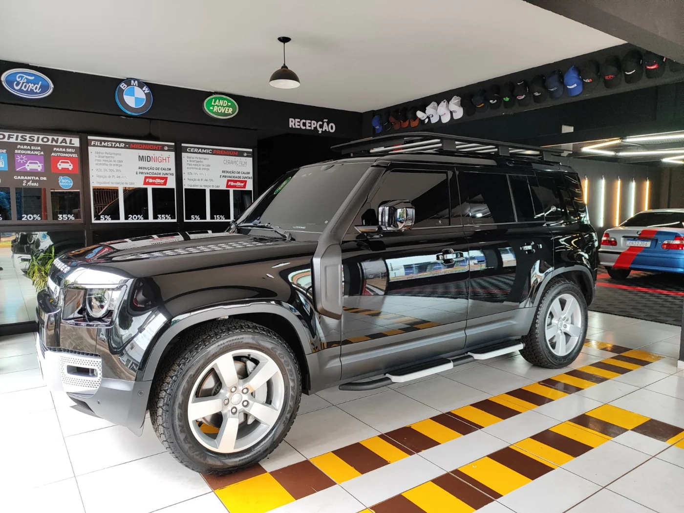 Land Rover Defender preto com vidros escuros na loja Max 3