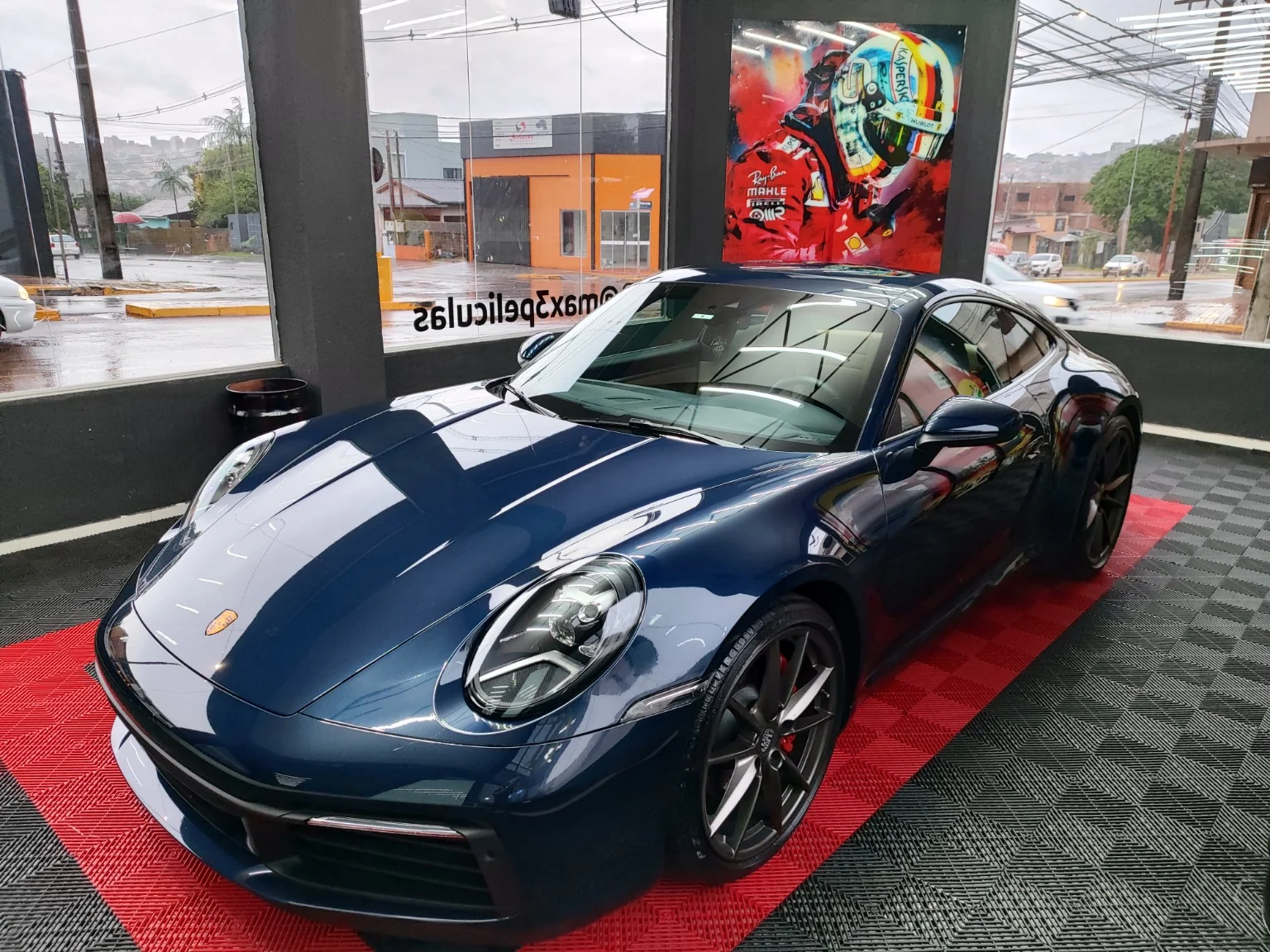 Porsche azul no espaço da Max 3 Películas, em Toledo