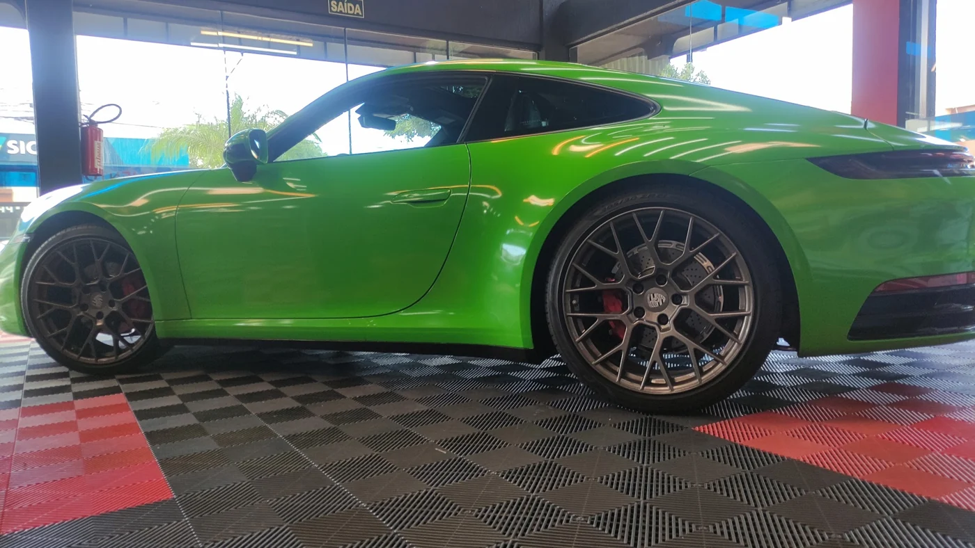 Porsche verde visto de lado dentro da Max 3