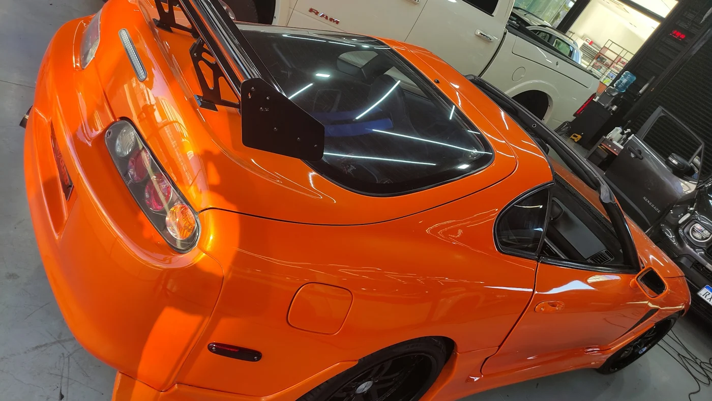 Detalhes da carroceria de um Toyota Supra laranja na Max 3